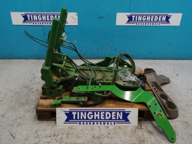 John Deere 8235R