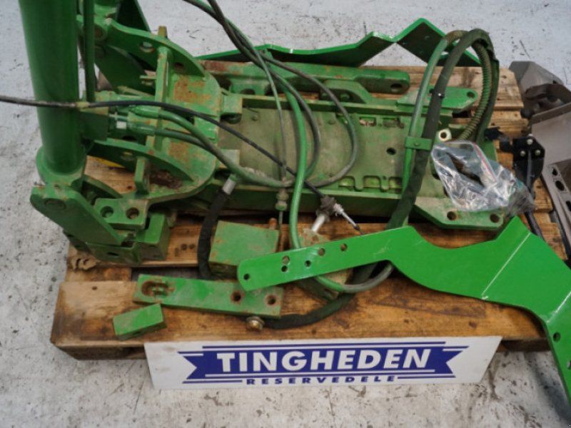 John Deere 8235R