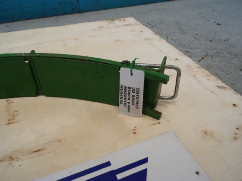 John Deere S690