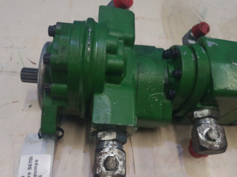 John Deere S670