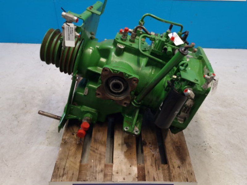 John Deere S670