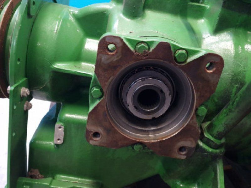 John Deere S670