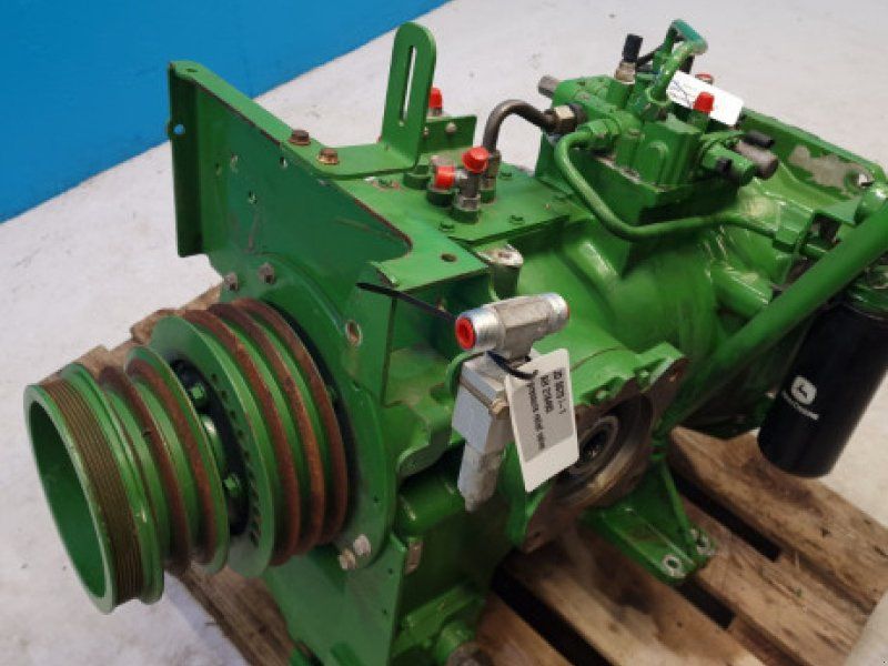 John Deere S670