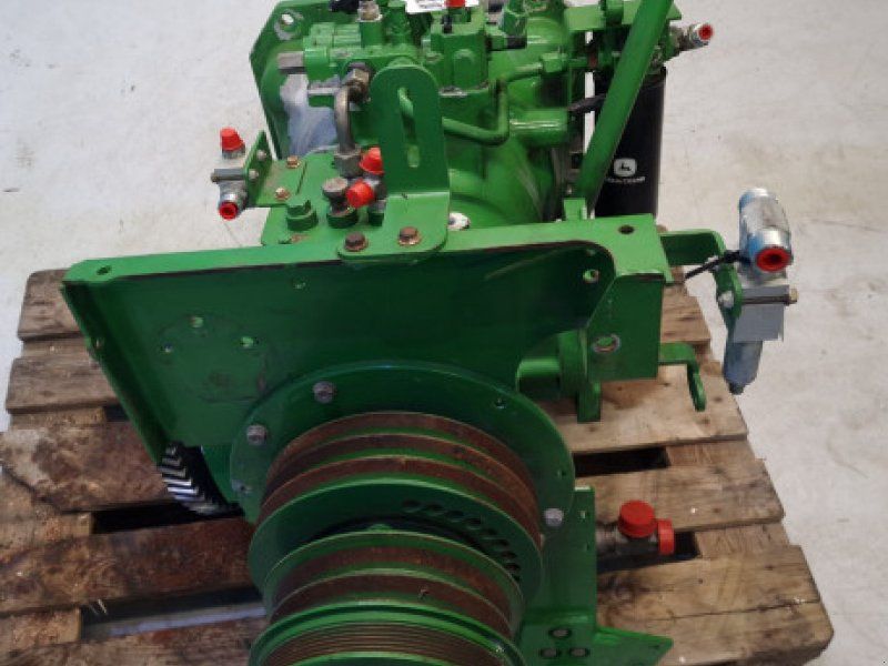 John Deere S670