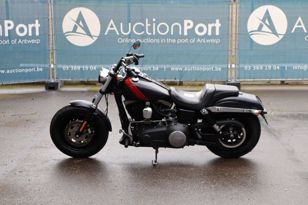 Motorrad Harley Davidson Dyna Fat Bob Benzin 2015