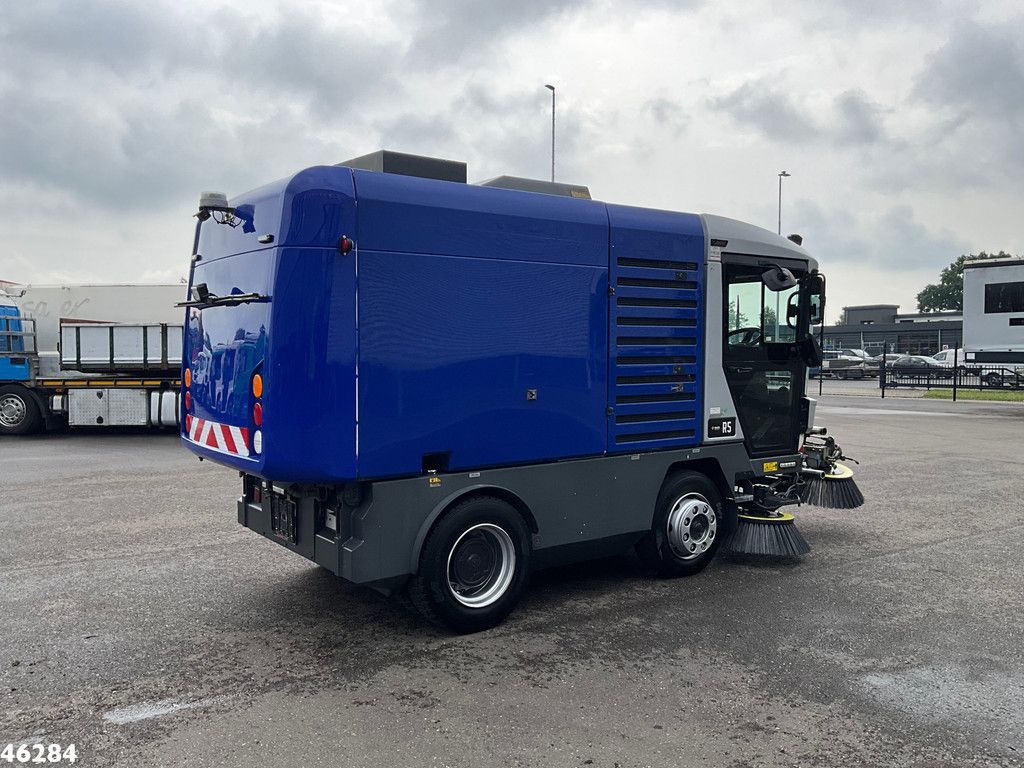 RAVO 560 with 3-rd brush