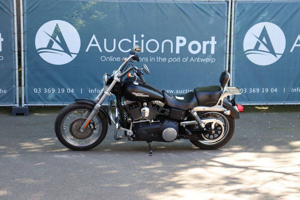Harley-Davidson Dyna Street Bob Motorrad Benzin 2007