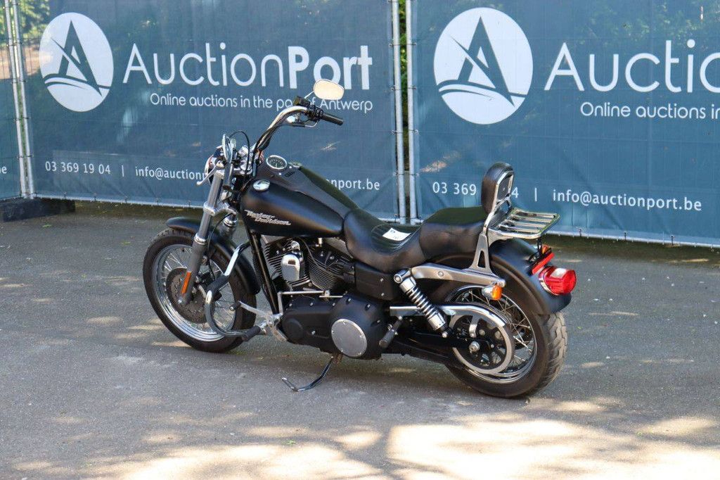Harley-Davidson Dyna Street Bob Motorrad Benzin 2007