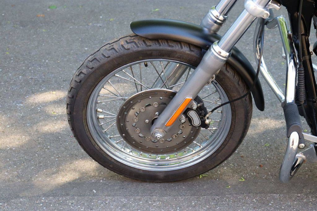 Harley-Davidson Dyna Street Bob Motorrad Benzin 2007