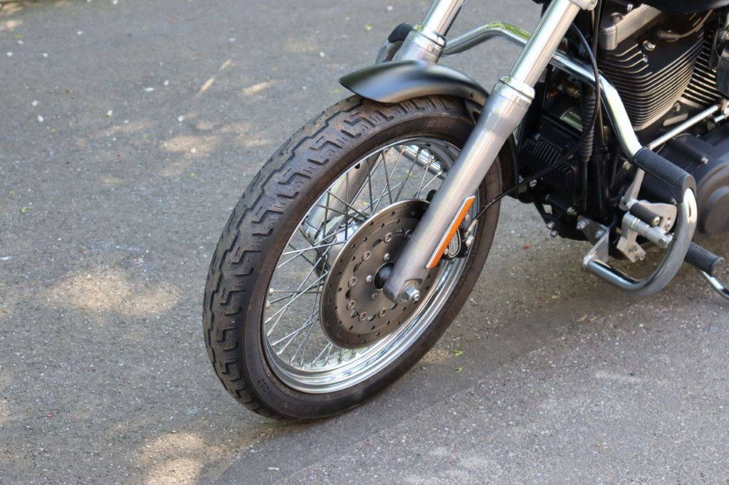 Harley-Davidson Dyna Street Bob Motorrad Benzin 2007