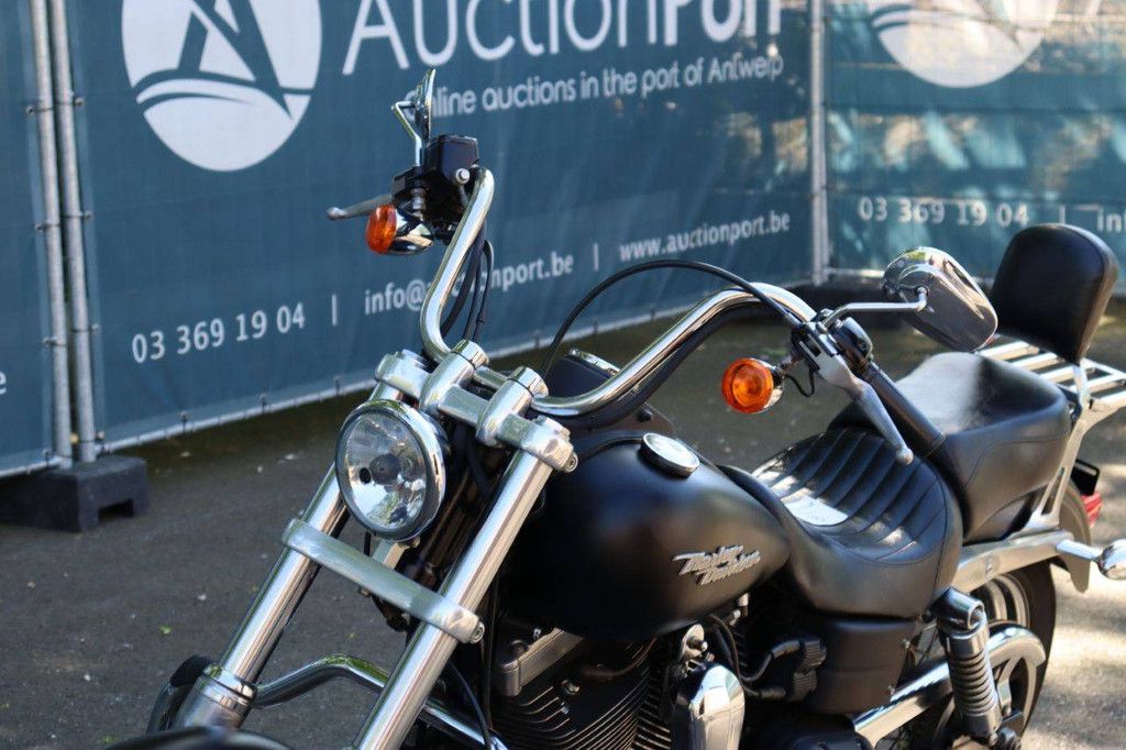 Harley-Davidson Dyna Street Bob Motorrad Benzin 2007