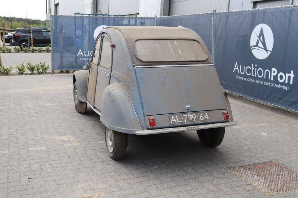 Klassischer Citroën 2CV Benzin 16 PS 1961 (Margin)