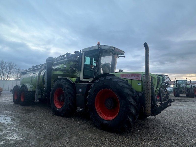 Claas Xerion 3300 Trac VC K80 auf Hinerachse Leistungshydr.
