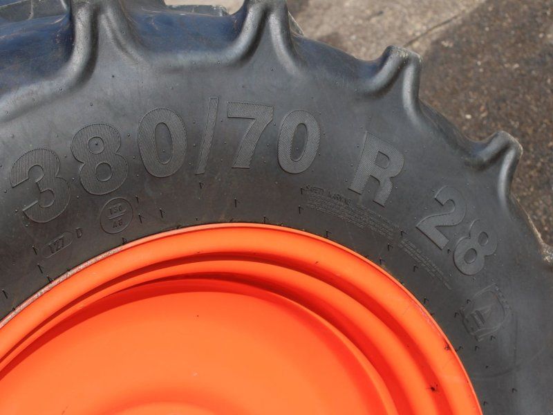 Mitas Kompletträder 420/85 R38 & 380/70 R28 für Claas
