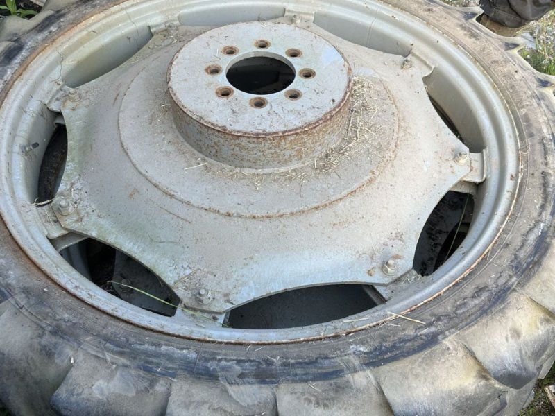 Michelin 9.5-44 og 8.3r32. Prisen er for alle 6 stk.