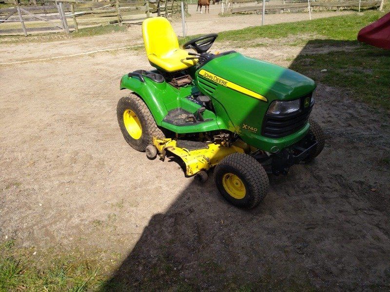 John Deere X740