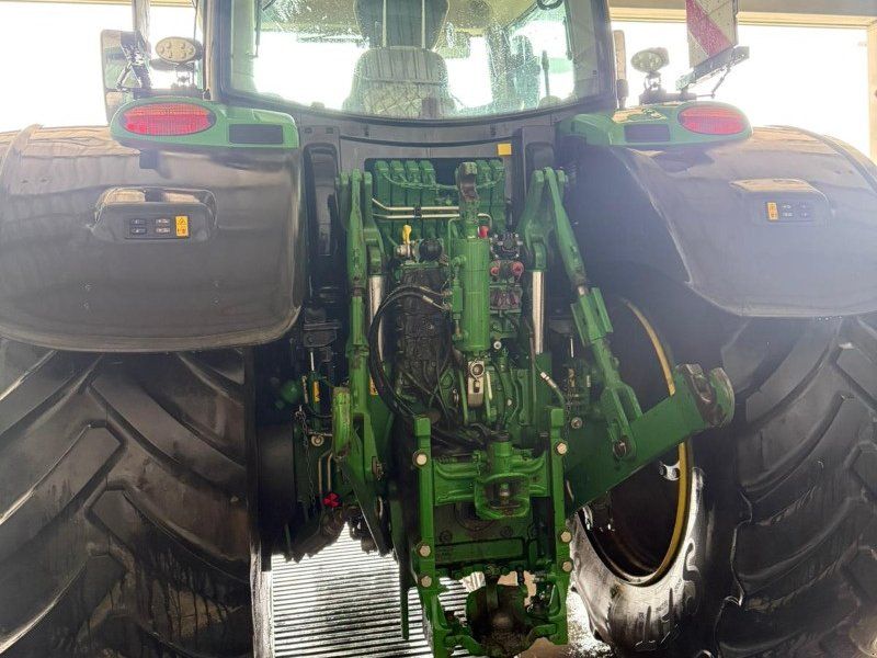 John Deere 6215R