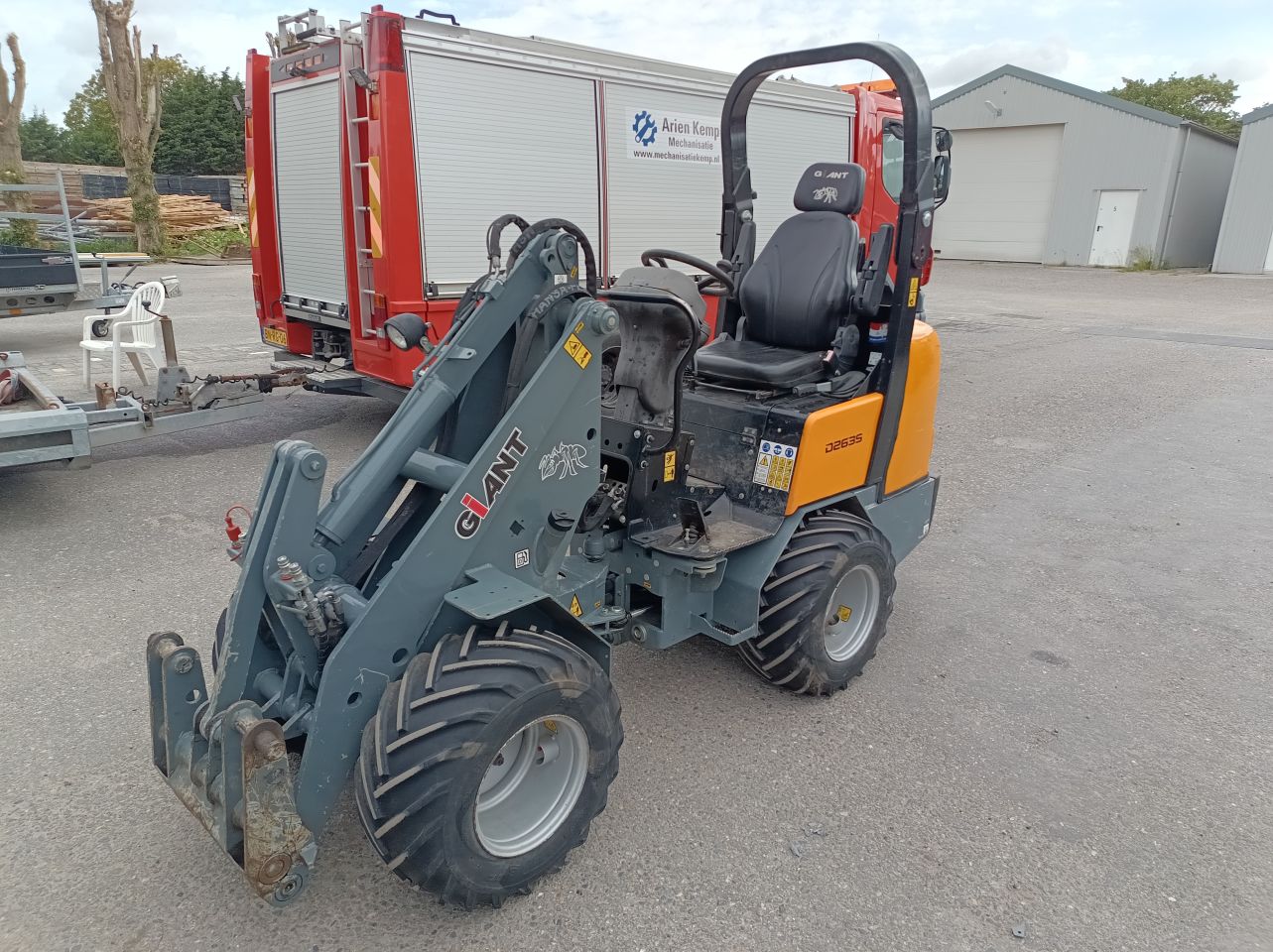 Giant S263D shovel bouwjaar 2016 605 uur
