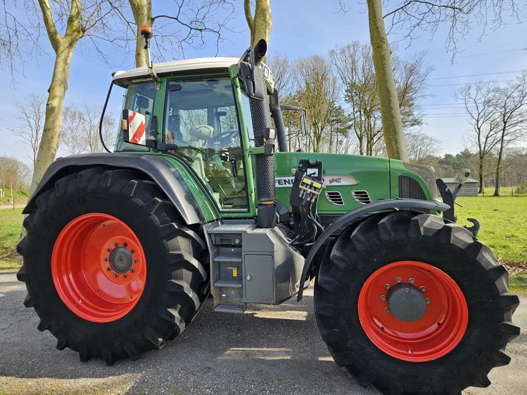 Fendt 820 Com3 Vario TMS mit Trible GPS. 818 718 716