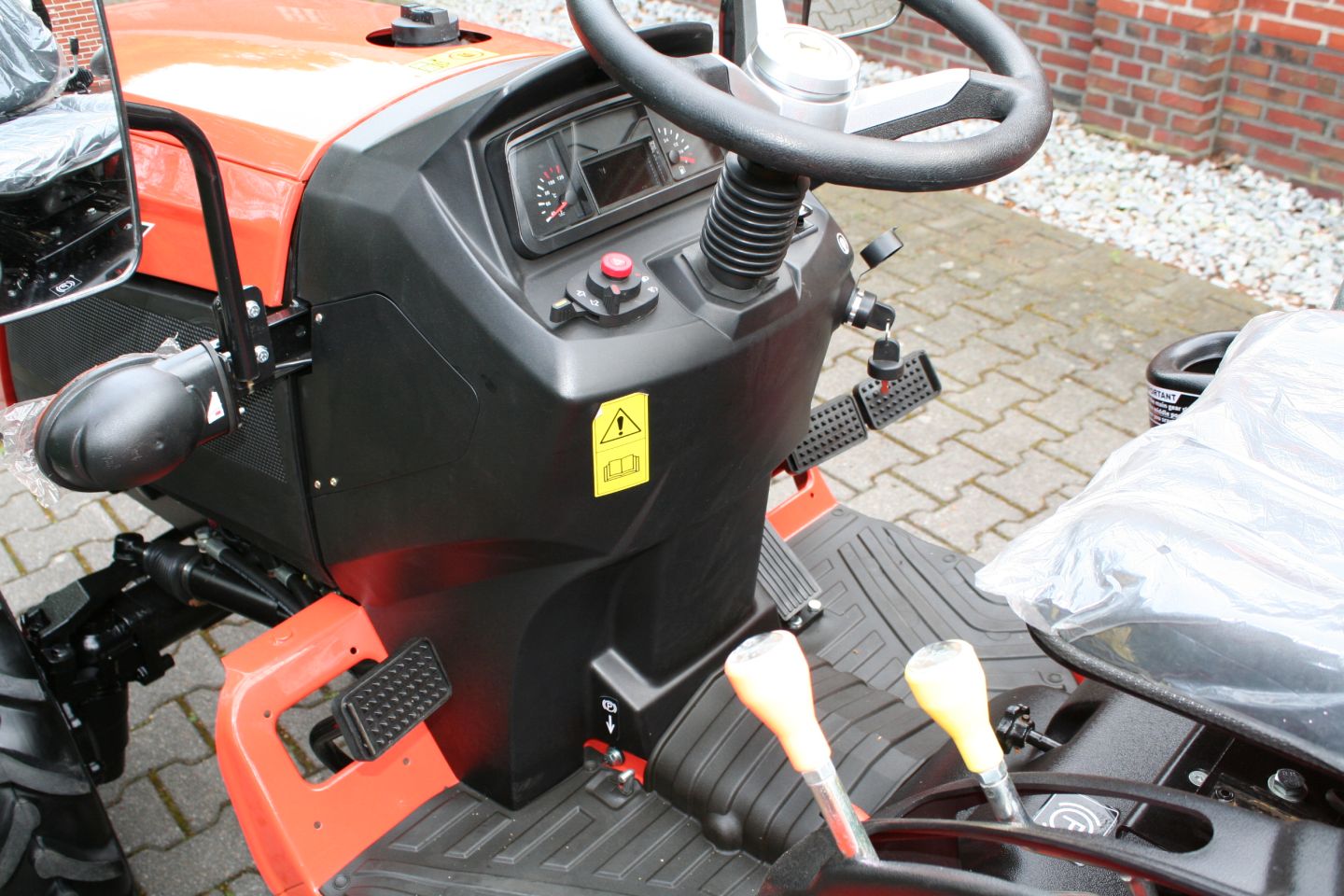 Hinomoto HM275 from €165,00 per month