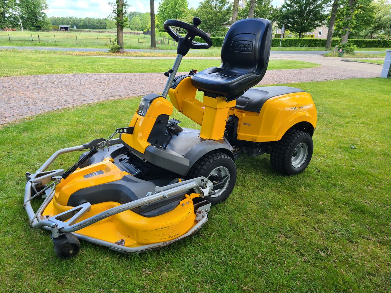 Stiga park 740 PWX frontmaaier 2 cilinder Vanquard 4X4.