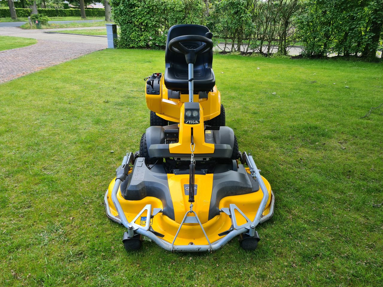 Stiga park 740 PWX frontmaaier 2 cilinder Vanquard 4X4.