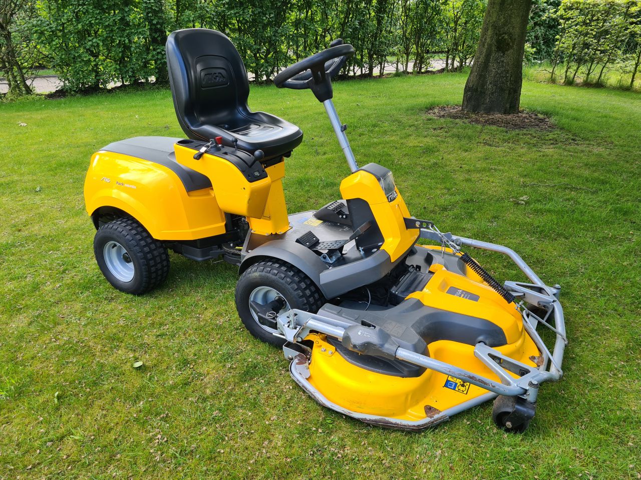 Stiga park 740 PWX frontmaaier 2 cilinder Vanquard 4X4.