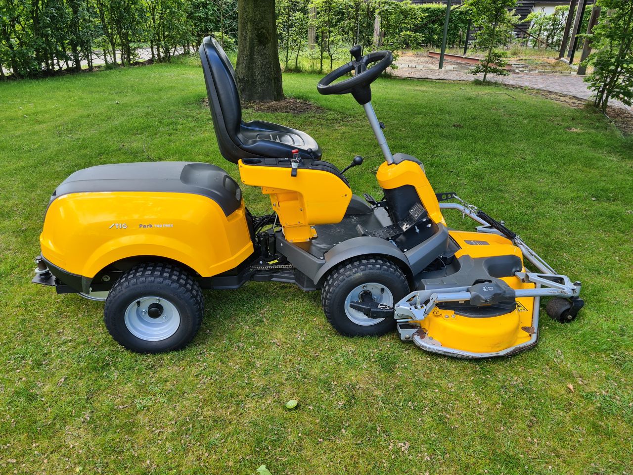 Stiga park 740 PWX frontmaaier 2 cilinder Vanquard 4X4.
