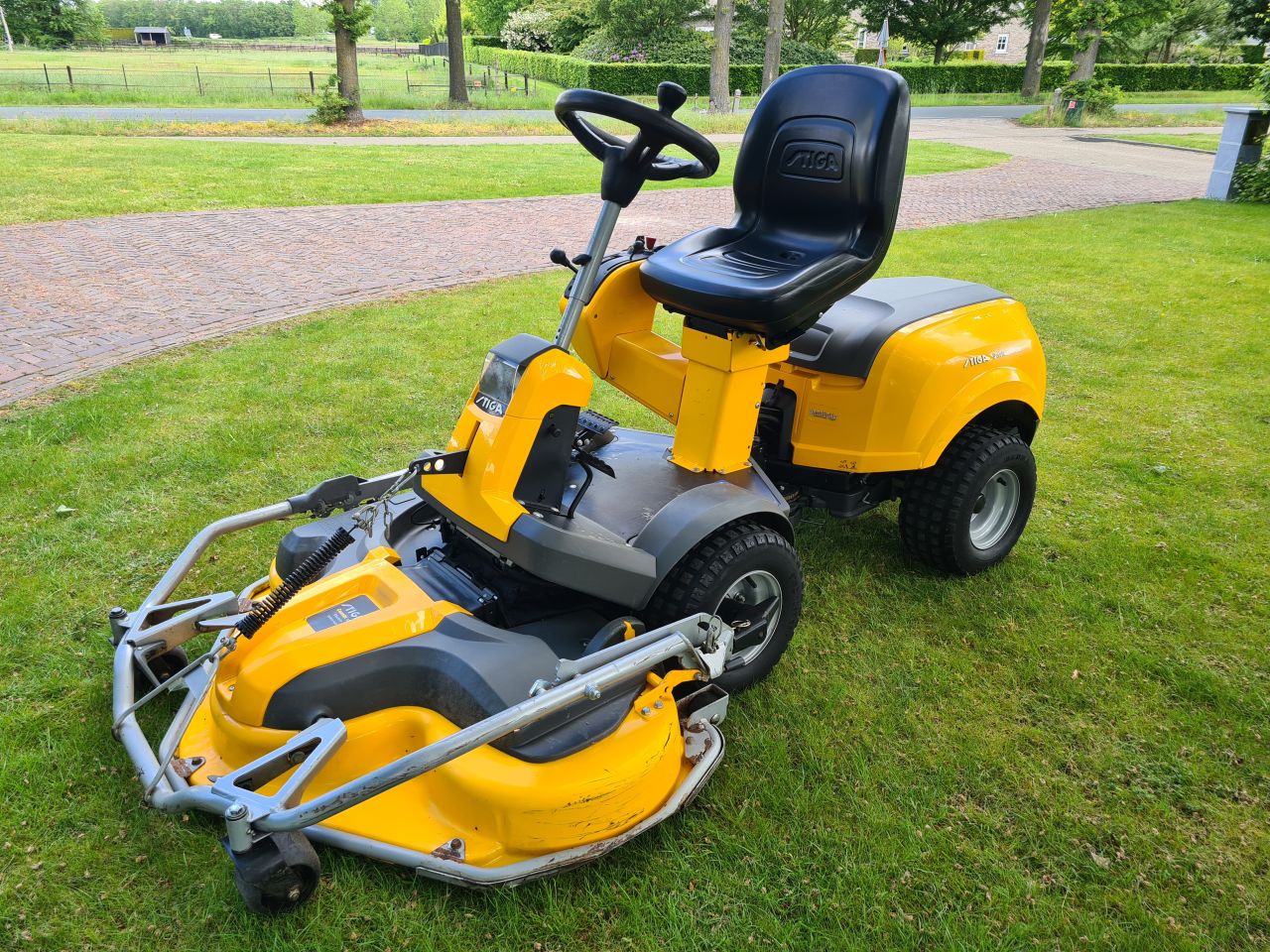 Stiga park 740 PWX frontmaaier 2 cilinder Vanquard 4X4.