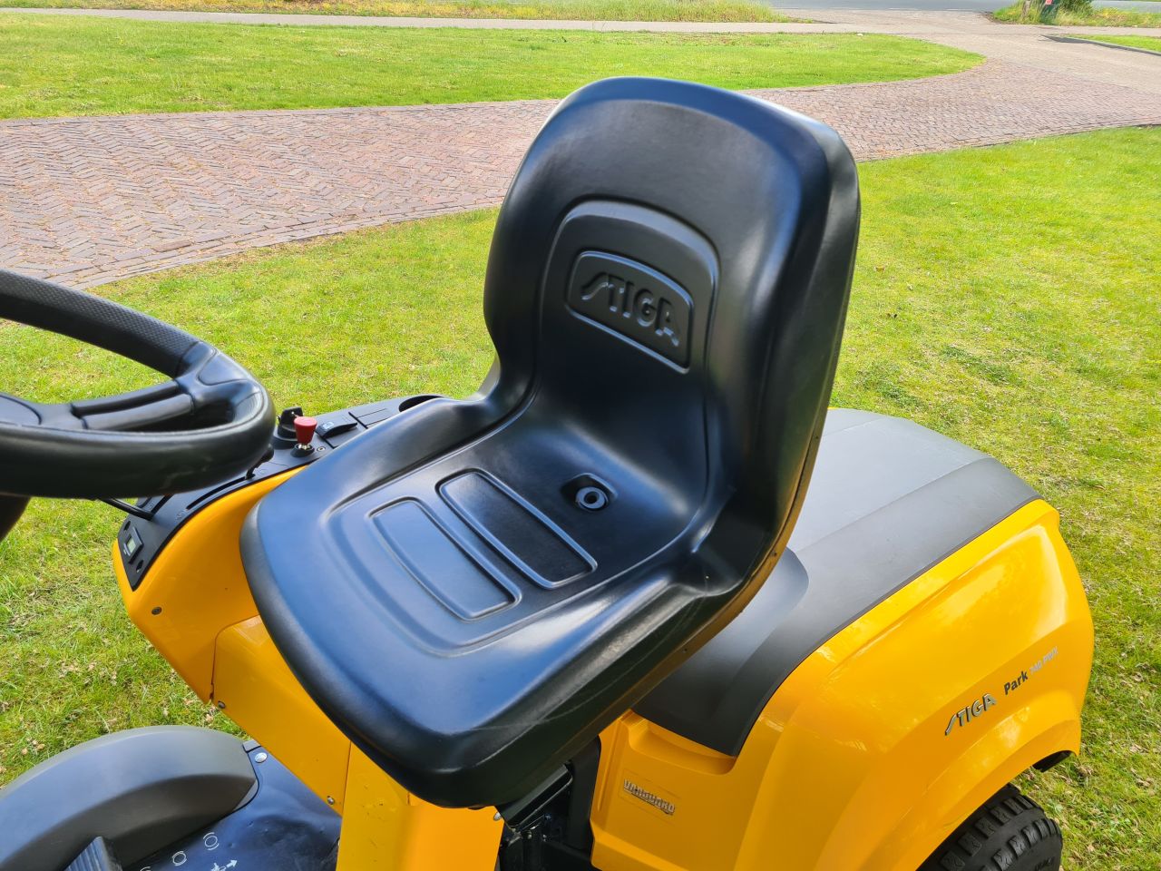 Stiga park 740 PWX frontmaaier 2 cilinder Vanquard 4X4.