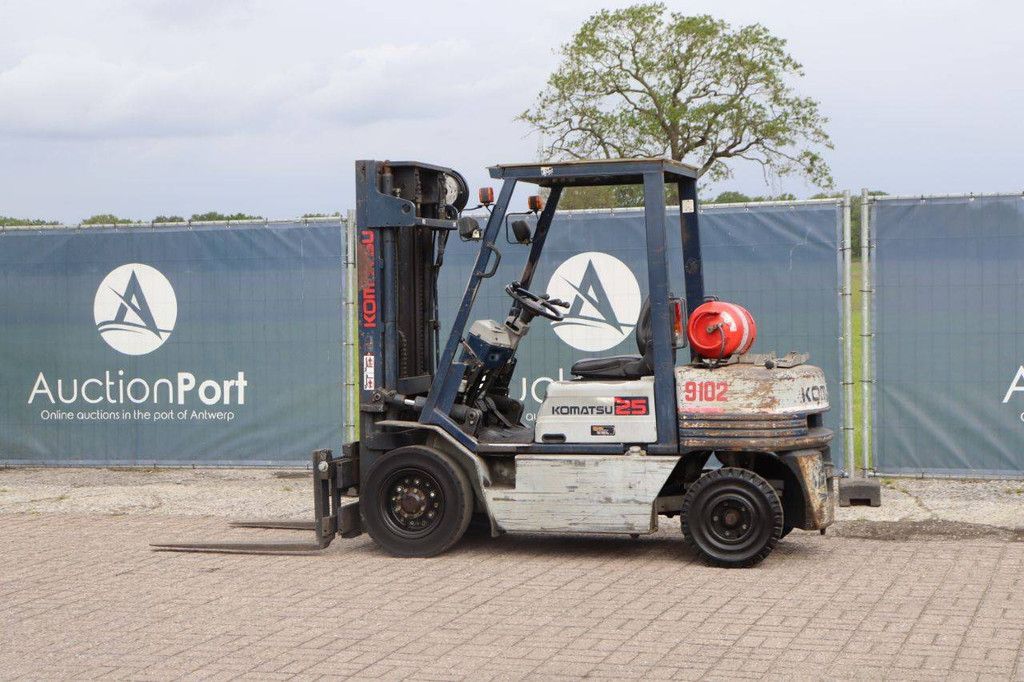 Komatsu FG25T-11E LPG-Gabelstapler, 2500 kg, 4 m, Baujahr 1989
