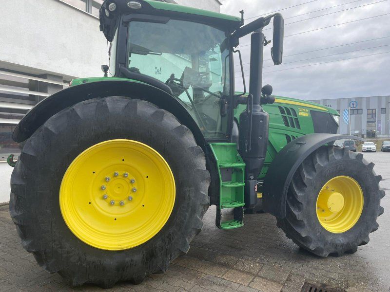 John Deere 6215R
