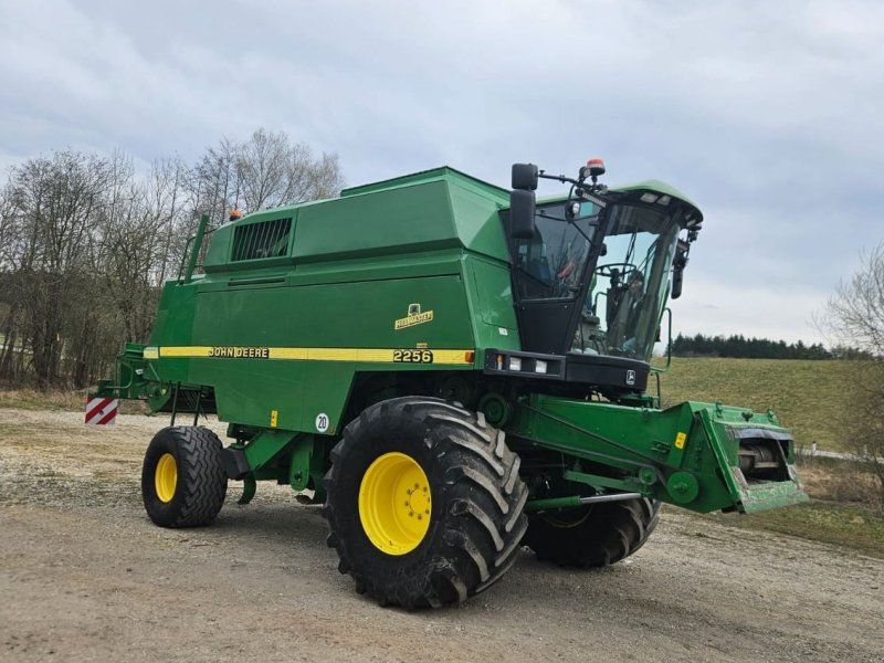 John Deere 2256