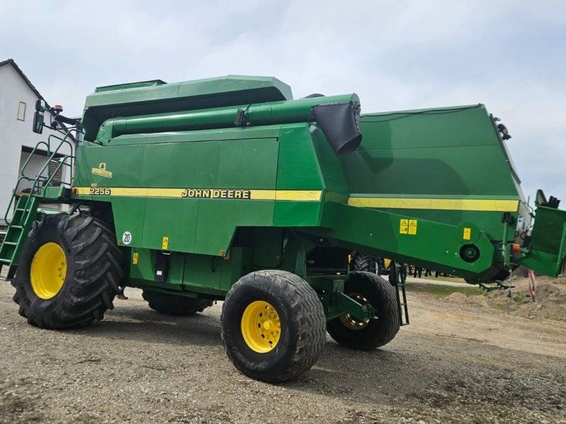 John Deere 2256