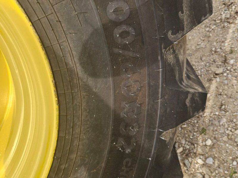 John Deere 2256