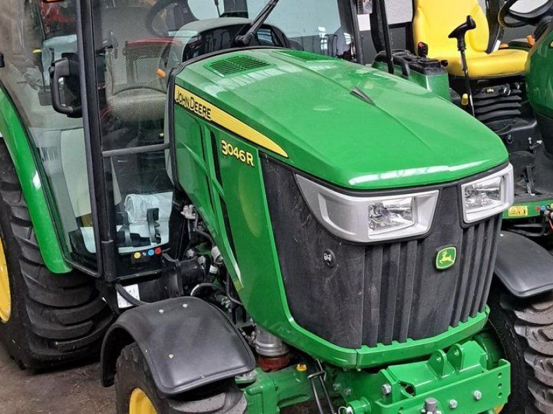 John Deere 3046R