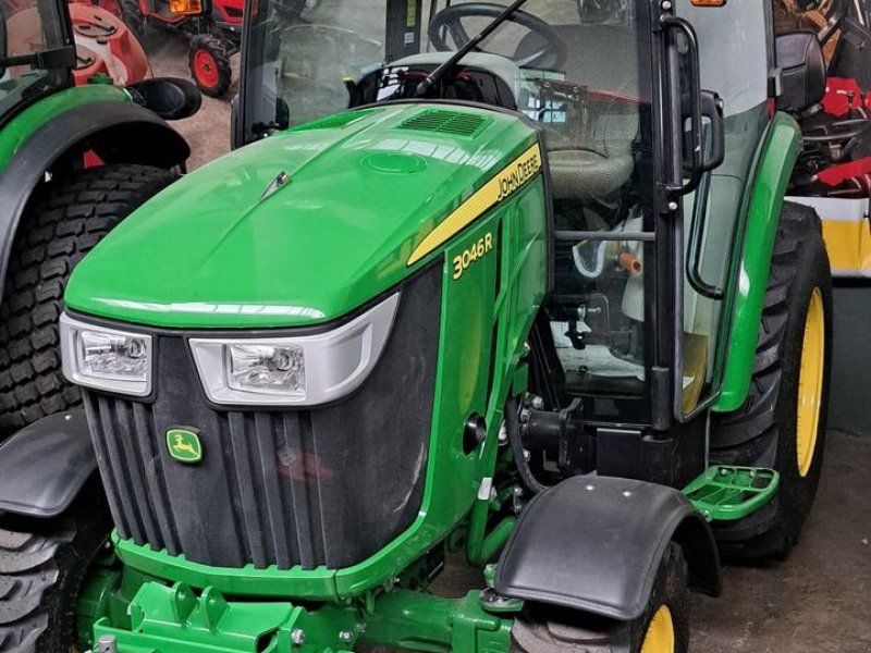 John Deere 3046R