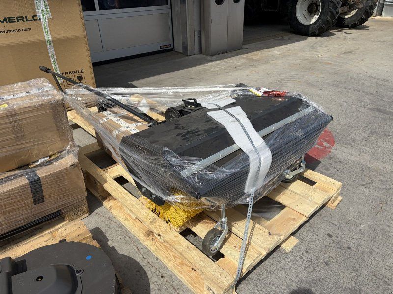 Husqvarna Kehrmaschine für Rasen