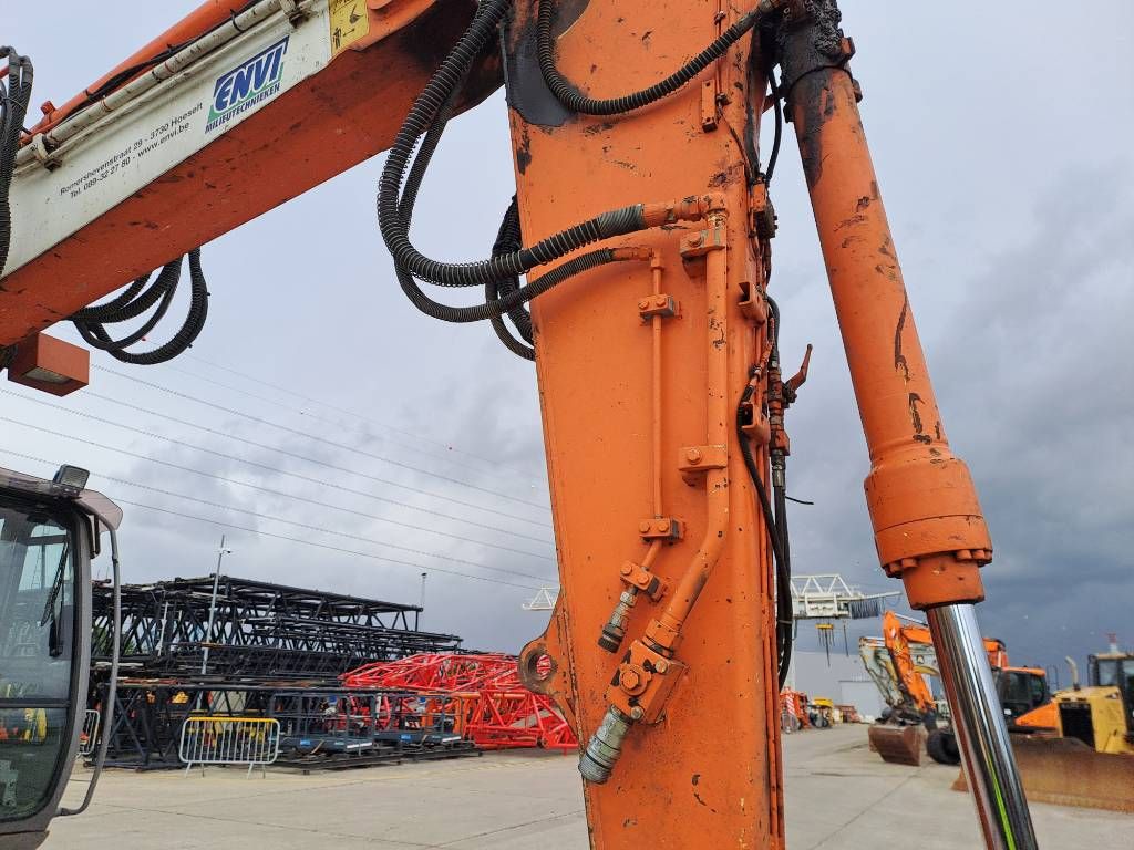 Hitachi ZX135US