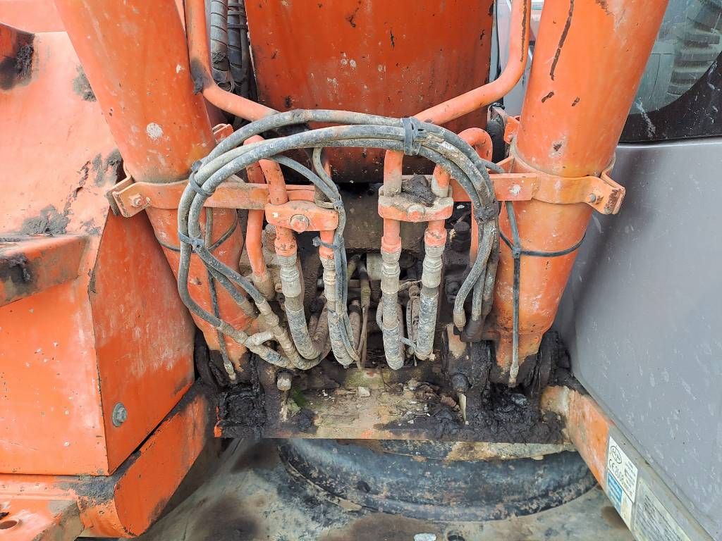 Hitachi ZX135US