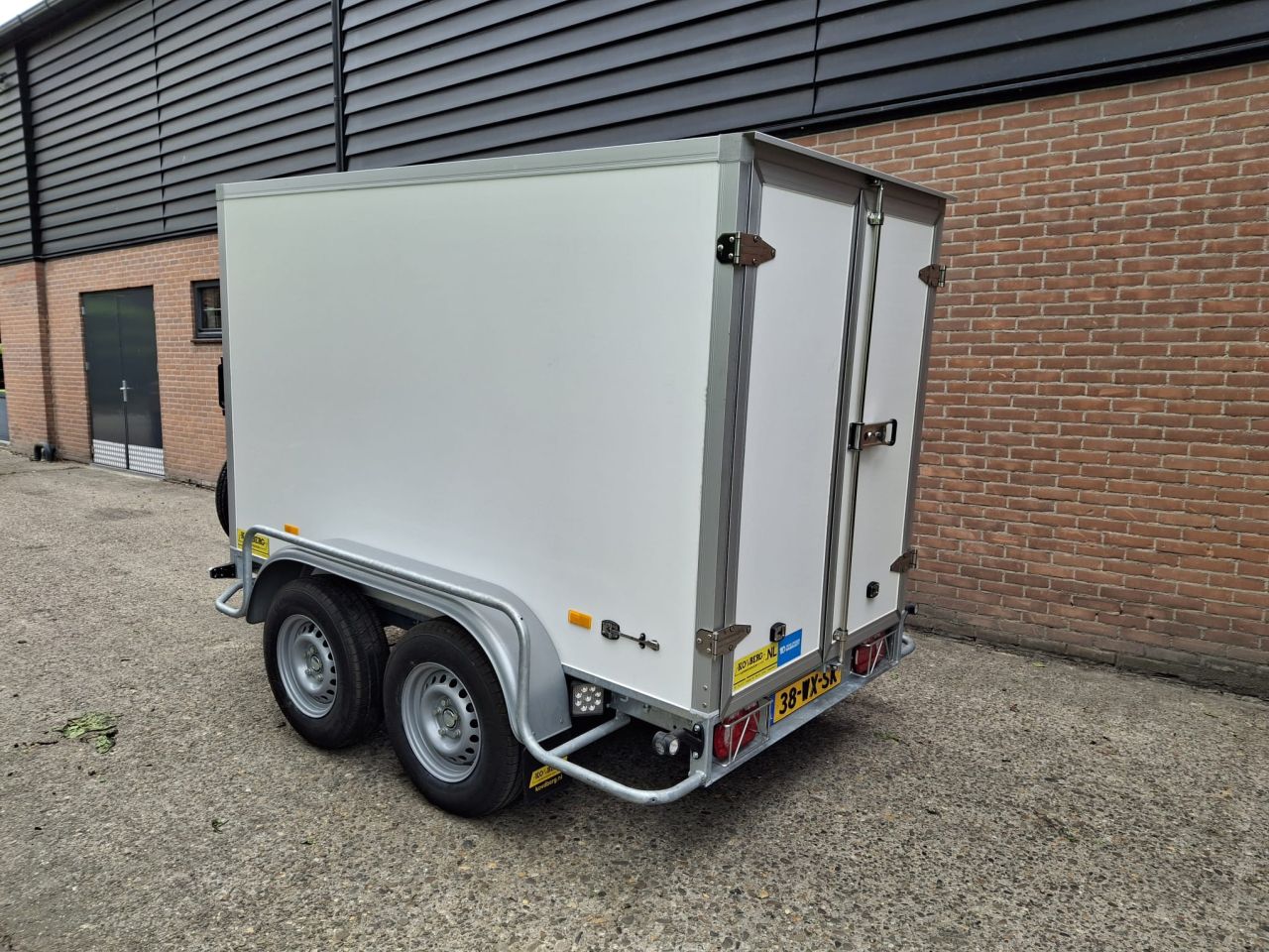 Hapert gesloten aanhangwagen