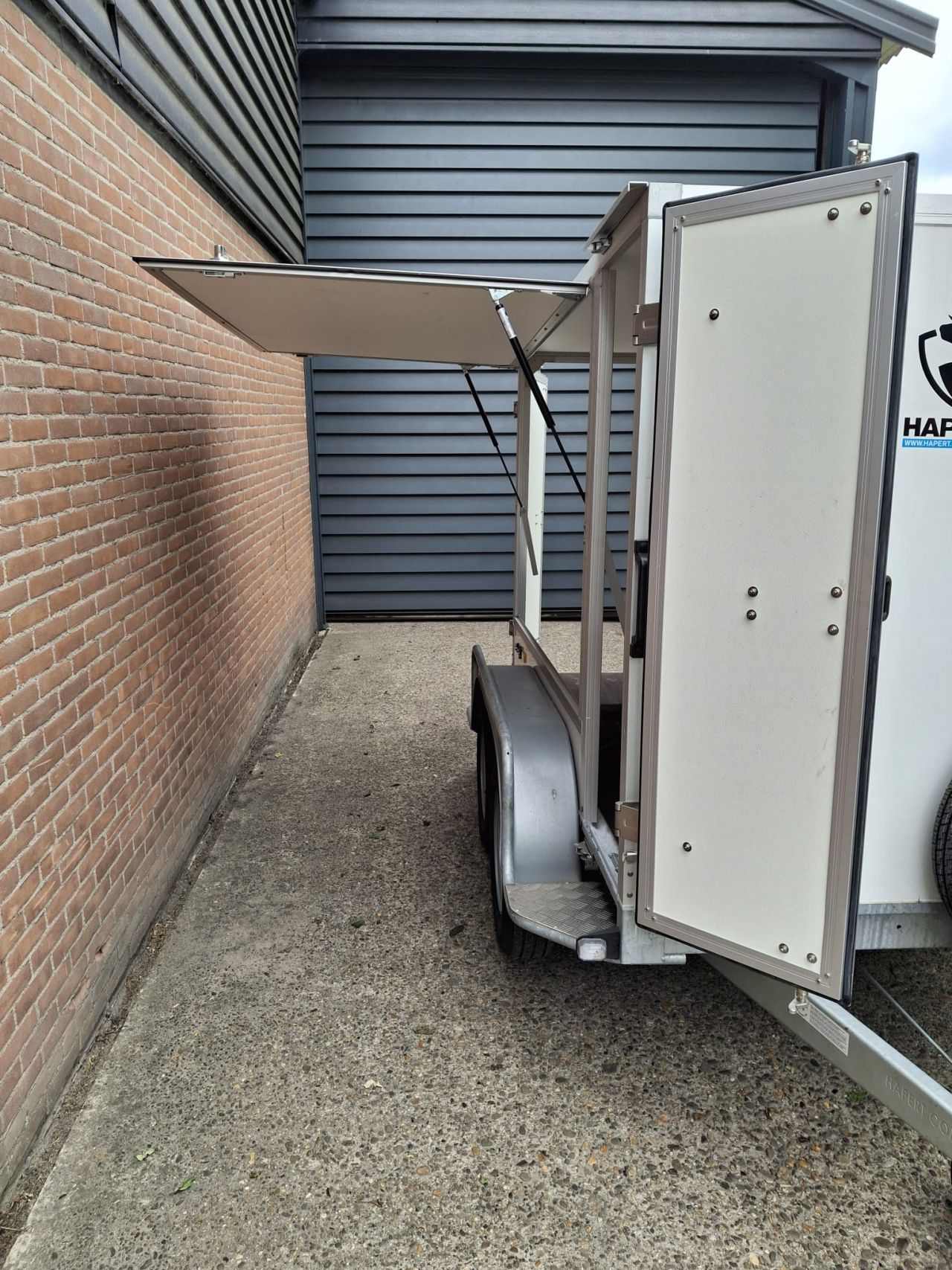 Hapert gesloten aanhangwagen