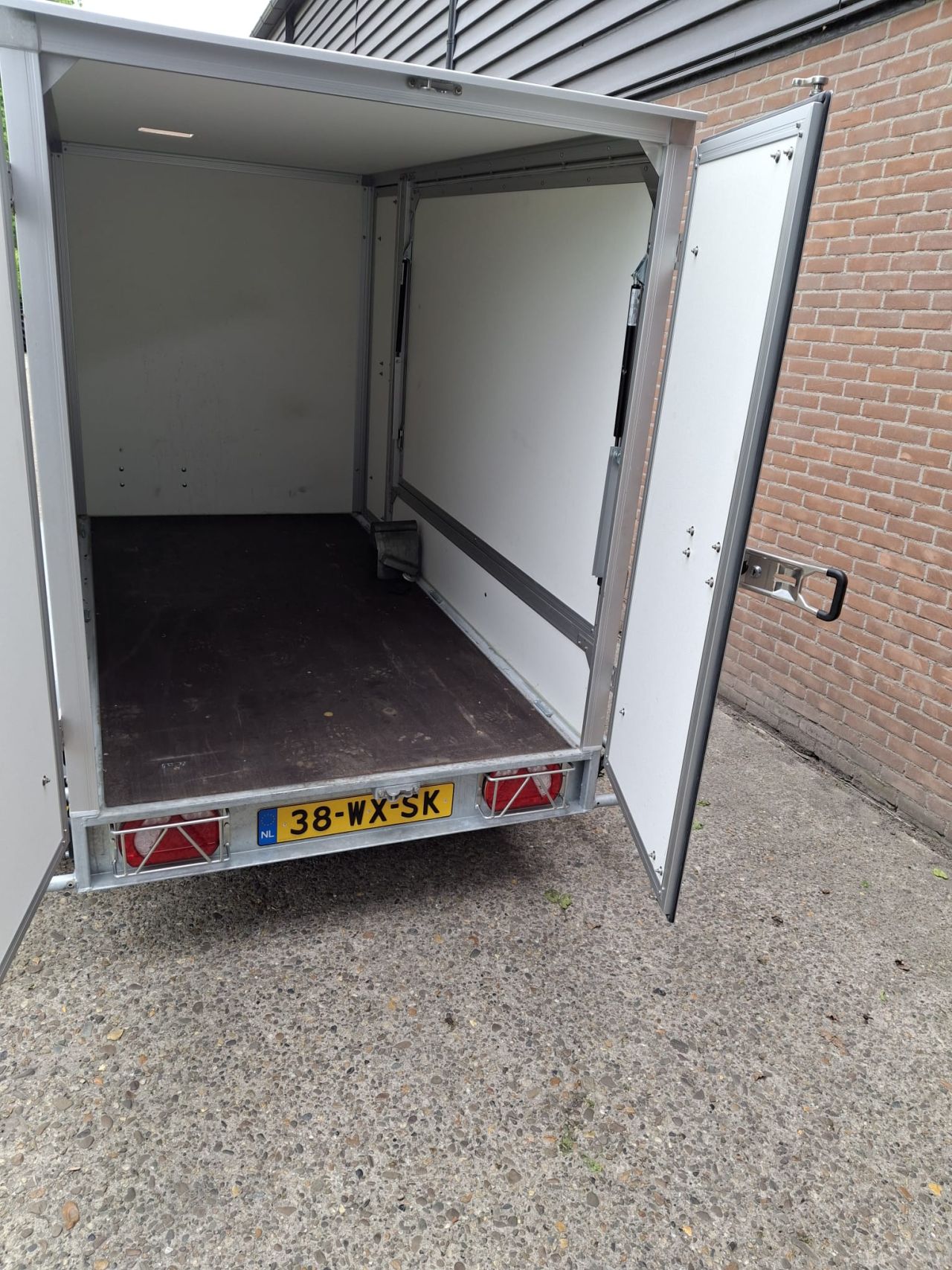 Hapert gesloten aanhangwagen