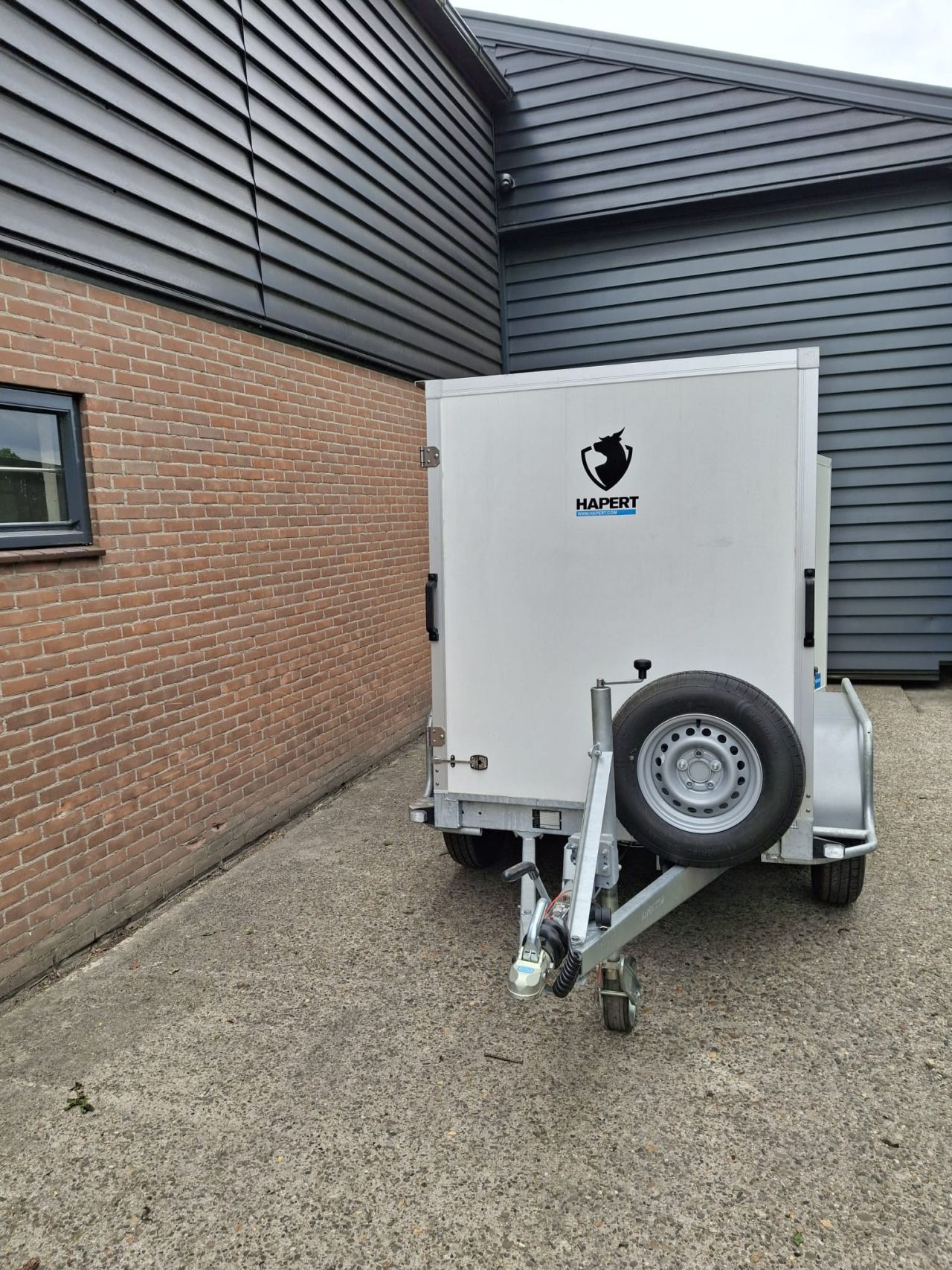 Hapert gesloten aanhangwagen