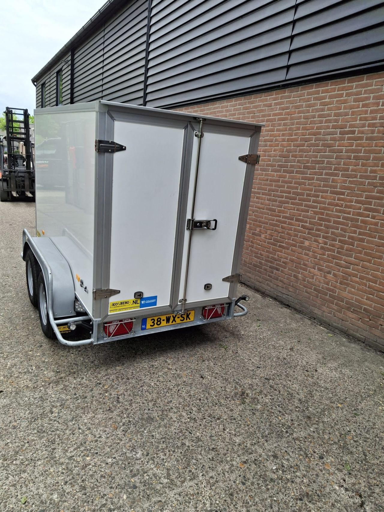 Hapert gesloten aanhangwagen