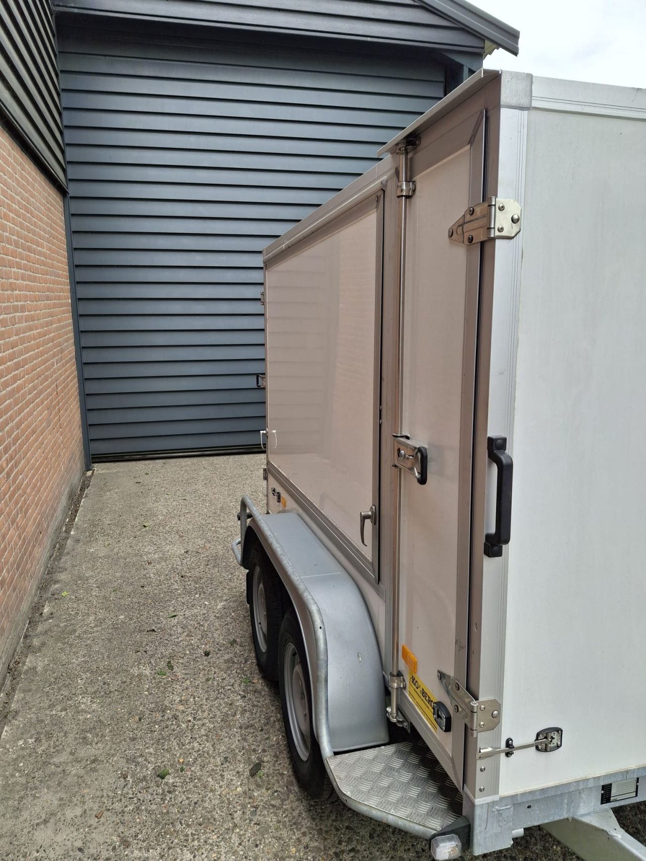 Hapert gesloten aanhangwagen
