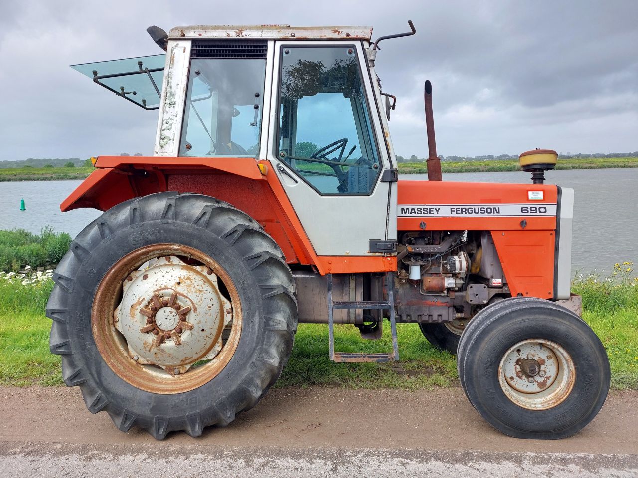Massey Ferguson 690