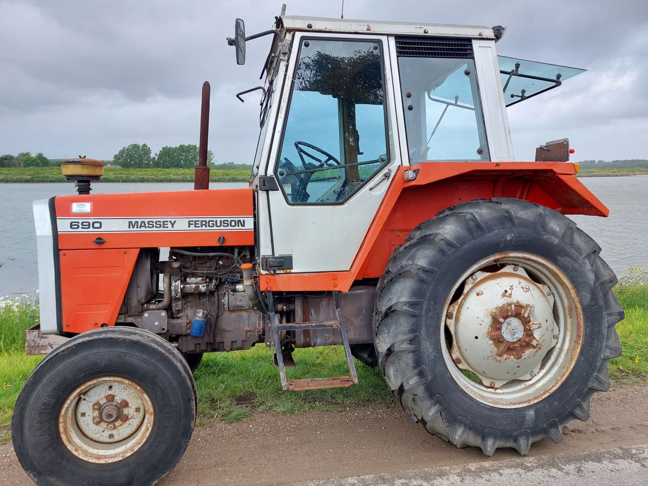Massey Ferguson 690