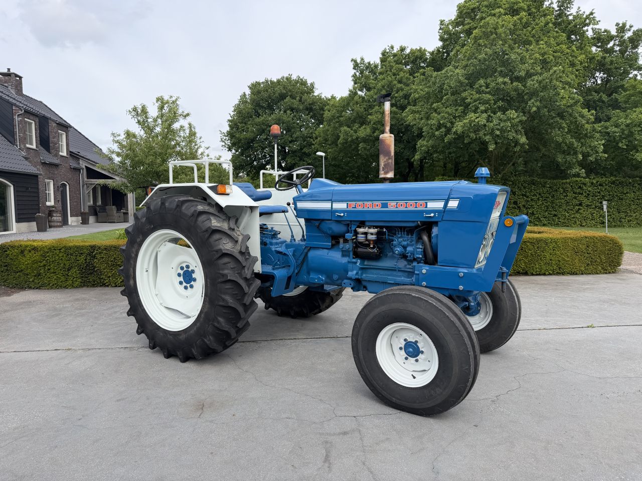 Nette Ford 5000