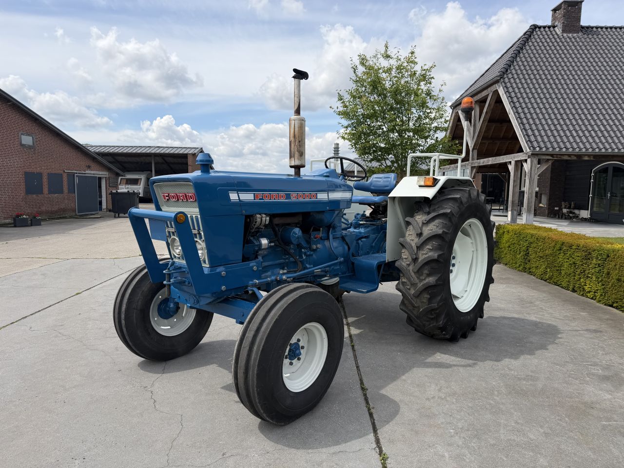 Nette Ford 5000